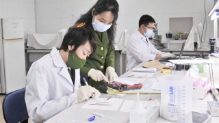 Kỹ thuật hình sự "giải mã" hàng giả, góp phần sáng tỏ vụ án