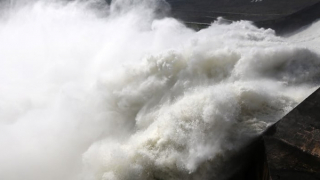 Hồ thuỷ điện Hoà Bình mở cửa xả đáy, 6 địa phương phải đảm bảo an toàn