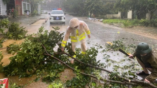 CSGT đội mưa đảm bảo thông đường sau bão số 10
