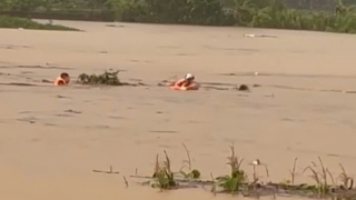 Công an xã phối hợp cứu 2 người bị nước lũ cuốn trôi