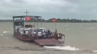 Chủ phà bị phạt 20,5 triệu vì chở khách qua sông khi sóng to, gió lớn