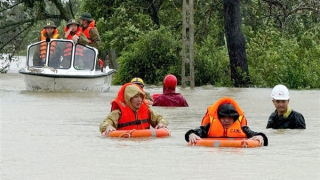 Nước các sông dâng cao, Thanh Hóa tiếp tục căng mình vượt lũ