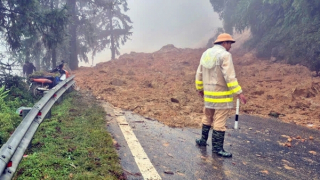 Tạm cấm tuyến quốc lộ 4D do sạt lở