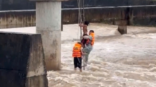Giải cứu người đàn ông mắc kẹt tại trụ cầu giữa dòng lũ dữ