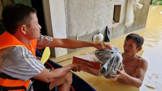 Công an Thanh Hoá tiếp tế thức ăn, nước uống cho người dân vùng lũ lụt