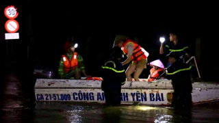 Vững vàng nơi bão lũ, là điểm tựa của nhân dân