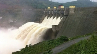 Lũ dâng cao, nhiều thủy điện đồng loạt xả lũ