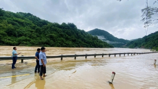 Nhiều bản làng ở Nghệ An bị cô lập do hoàn lưu bão