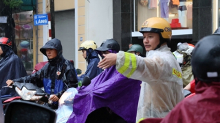 Sắc áo vàng trong mưa bão đảm bảo an toàn giao thông