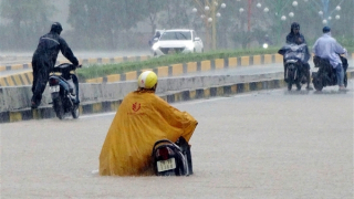 Mưa xối xả trút nước nhấn chìm nhiều tuyến phố Hà Nội