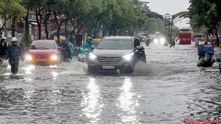 Mưa lớn trên 300mm liên tục trong nhiều giờ, Hà Nội xuất hiện 65 điểm úng ngập