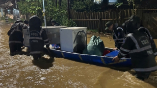 Hình ảnh đẹp Cảnh sát cơ động giúp dân khắc phục hậu quả mưa bão