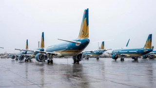 Mưa dông đến chiều tối, nhiều chuyến bay có thể không được đáp xuống Nội Bài