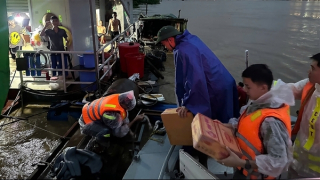 Công an Hà Nội tuần tra sông Hồng, hỗ trợ bà con vạn chài ứng phó bão