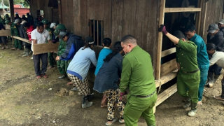 “Thần đèn” áo xanh tham gia di dời nhà dân ở vùng nguy cơ sạt lở