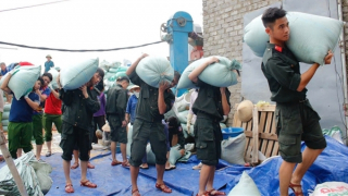 Cảnh sát cơ động sát cánh cùng nhân dân khắc phục hậu quả bão số 10