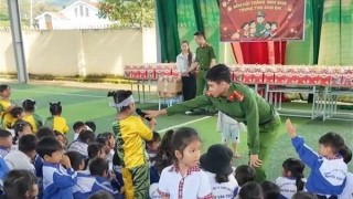 “Chàng Đam San kể chuyện” cuốn hút bà con dân tộc thiểu số