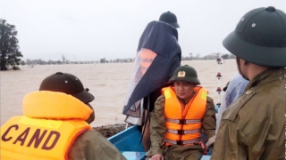 Công an dùng xuồng chuyên dụng chở thi thể cụ bà vượt lũ đi hỏa táng