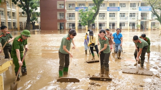 Nước rút đến đâu, giúp dân dọn dẹp tới đó