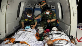 Điều trực thăng bay xuyên đêm ra Trường Sa đưa 3 bệnh nhân nặng về đất liền