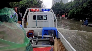 Vượt điểm ngập sâu, CSGT Hà Nội đưa hai bệnh nhi đi cấp cứu