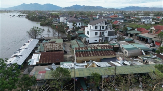 Cận cảnh khu chợ bị bão số 10 “vò nát” tại Hà Tĩnh