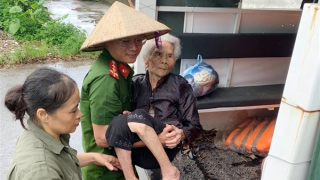 Công an Ninh Bình giúp dân thu hoạch hoa màu, gia cố đê