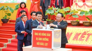 Đại biểu Đại hội Đảng bộ Nghệ An ủng hộ đồng bào vùng bão lũ gần 350 triệu đồng