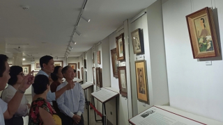 Ngắm tuyệt tác “Thiếu nữ với mèo” cùng 60 tác phẩm của danh họa Việt Nam