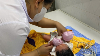 Công an phường Ninh Hòa cứu bé gái sơ sinh bị bỏ rơi sau ngôi miếu