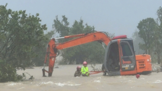 CSGT Thanh Hoá cứu sống 3 người đàn ông bị lũ cuốn trôi