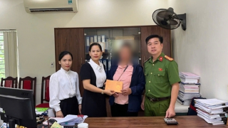 Người phụ nữ U50 suýt sập bẫy "phi công" đang bị tạm giữ ở sân bay