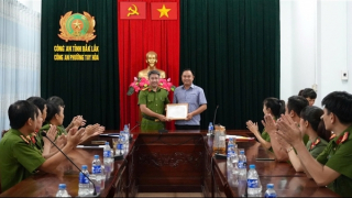 Giám đốc Hợp tác xã nhặt được cọc tiền nhờ Công an tìm người đánh rơi để trao lại