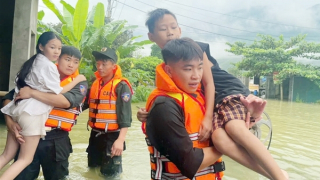 Công an Tuyên Quang hỗ trợ người dân khắc phục hậu quả mưa bão