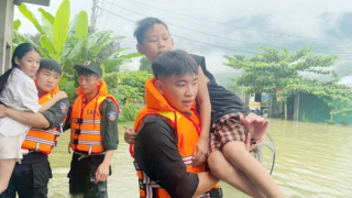 Công an Tuyên Quang hỗ trợ người dân khắc phục hậu quả mưa bão