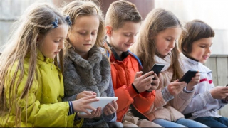 Mạng xã hội đối với trẻ em:  Lợi bất cập hại?