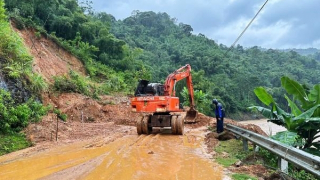 97 vị trí ách tắc giao thông sau bão số 10 sẽ được thông xe trong ngày 2/10