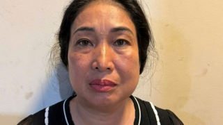 Tạm giữ người phụ nữ ném chất bẩn vào lực lượng thi hành công vụ