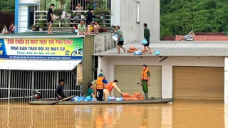 Cứu hộ hàng nghìn hộ dân bị cô lập trong đợt lũ lịch sử ở Nghệ An