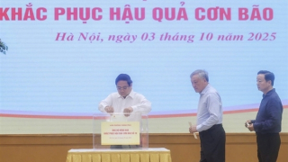 Thủ tướng và lãnh đạo Chính phủ quyên góp ủng hộ đồng bào bị thiệt hại do bão lũ