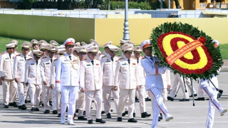 Đoàn đại biểu Đảng ủy Công an Trung ương, Bộ Công an vào Lăng viếng Bác