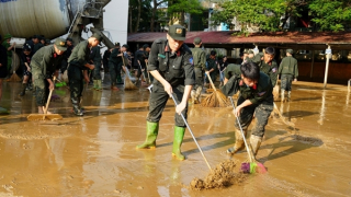 Công an Lào Cai nỗ lực giúp học sinh sớm trở lại trường sau bão số 10