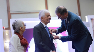 Pháp trao Huân chương Bắc đẩu Bội tinh vinh danh hai nhà khoa học gốc Việt