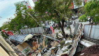 3 người bị thương, nhiều ki-ốt bị sập nghi do nổ khí gas