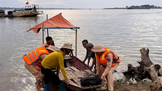 Bão Matmo áp sát, CSGT Hà Nội tuần tra sông, ứng trực hỗ trợ dân