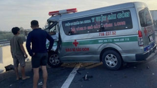 Xe tải lật trên cao tốc sau va chạm với xe cứu thương