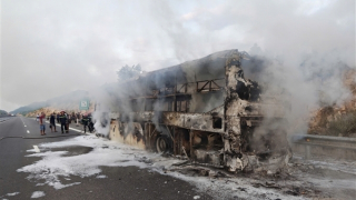 Xe khách bốc cháy dữ dội khi đang chạy trên cao tốc Nha Trang - Cam Lâm