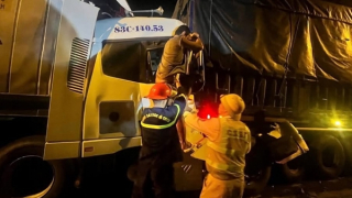 Giải cứu 2 người mắc kẹt trong cabin sau tai nạn giao thông trên cao tốc