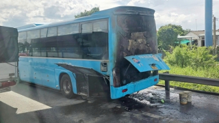 Nhanh chóng dập tắt vụ cháy xe khách trên cao tốc