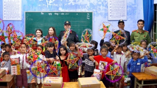 Mang Trung thu yêu thương đến với trẻ em nơi đại ngàn Trường Sơn